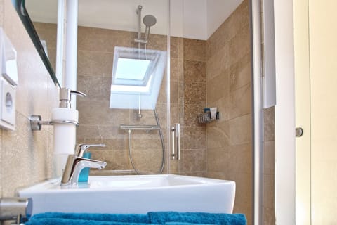 Deluxe Single Room, Non Smoking | Bathroom | Shower, free toiletries, hair dryer, towels