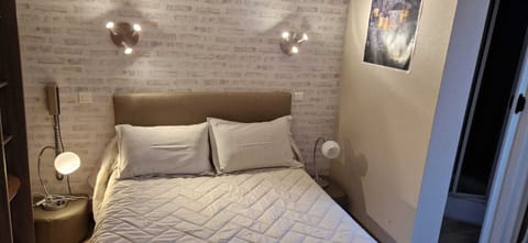 Double Room | Desk, iron/ironing board, cribs/infant beds, rollaway beds