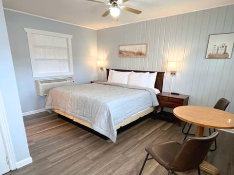 Standard Room, 1 King Bed, Refrigerator & Microwave | Free WiFi, bed sheets