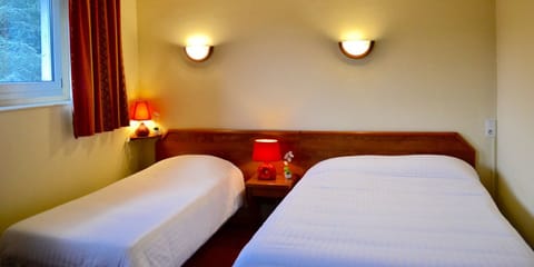 Triple Room | Desk, iron/ironing board, free cribs/infant beds, free WiFi