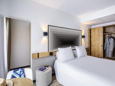 Premium bedding, in-room safe, desk, iron/ironing board