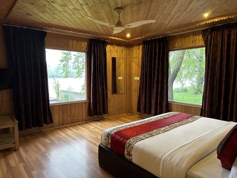 Premium Lakeview Room | 1 bedroom, premium bedding, down comforters, Tempur-Pedic beds