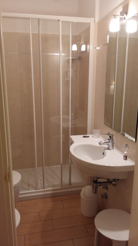 Shower, rainfall showerhead, free toiletries, hair dryer