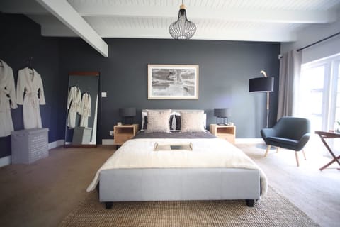 Deluxe Apartment, 1 King Bed | 1 bedroom, premium bedding, memory foam beds, in-room safe