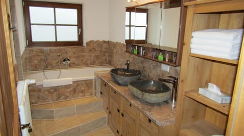 Shower, free toiletries, bathrobes, towels