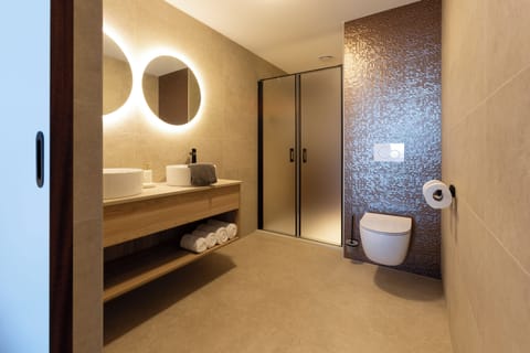 Tweepersoonskamer + zeezicht + terras + rolstoelvriendelijk | Accessible bathroom