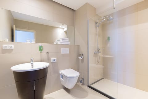 Deluxe Double Room | Bathroom | Shower, eco-friendly toiletries, hair dryer, towels