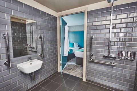 Soundproofing, free WiFi, bed sheets