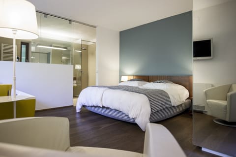 Executive Studio Suite | Premium bedding, down comforters, free minibar items, in-room safe