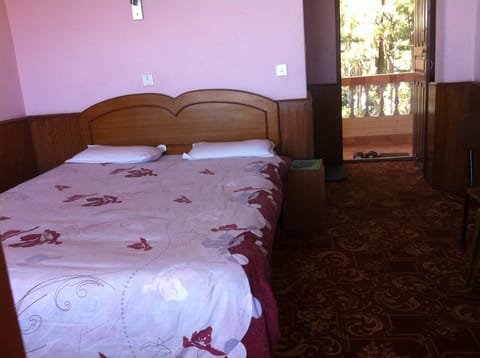 Premium bedding, desk, iron/ironing board, free WiFi