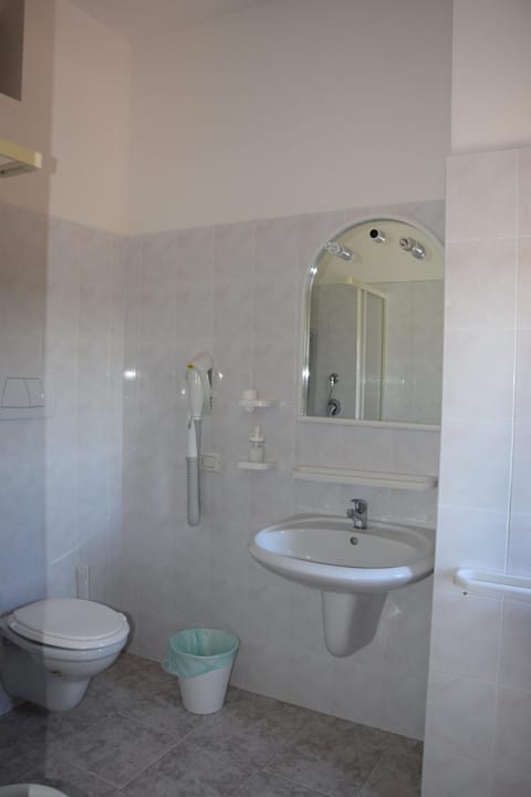 Shower, free toiletries, hair dryer, bidet