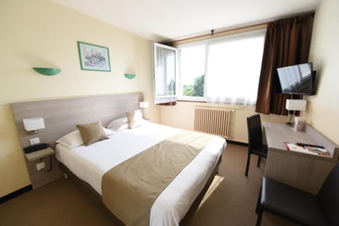 Desk, soundproofing, iron/ironing board, free WiFi