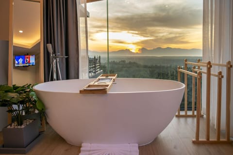 Deluxe Room, Sea View | Minibar, in-room safe, individually decorated, individually furnished