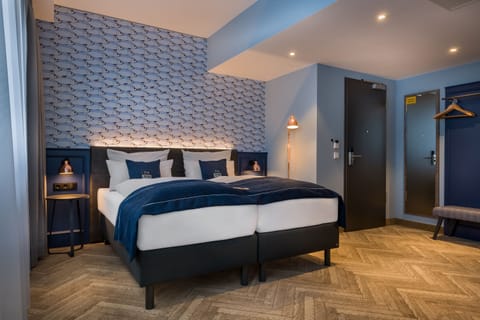 Hypo-allergenic bedding, in-room safe, soundproofing