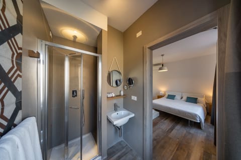 Deluxe Room | Bathroom | Shower, free toiletries, hair dryer, slippers