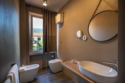 Junior Suite | Bathroom | Shower, free toiletries, hair dryer, slippers