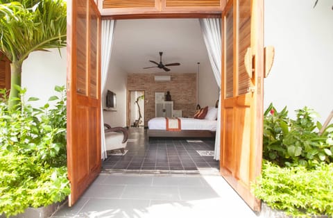 Traditional Double Room, 1 King Bed, Garden View | Premium bedding, in-room safe, desk, laptop workspace