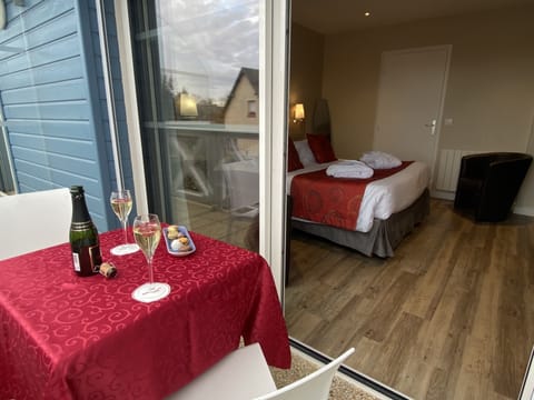 Comfort Double Room, Bathtub | 1 bedroom, premium bedding, in-room safe, laptop workspace