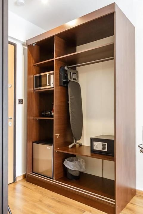 Deluxe Double Room, 1 King Bed | 1 bedroom, individually decorated, individually furnished