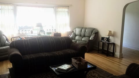 40-inch flat-screen TV with digital channels, TV, Netflix