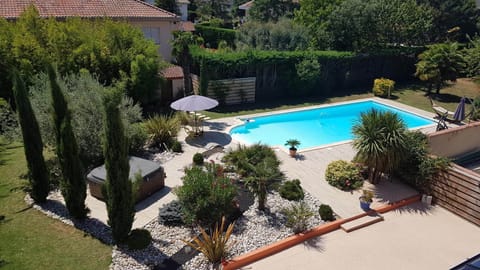 Outdoor pool, pool umbrellas, sun loungers