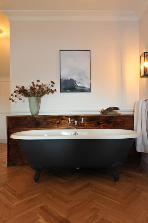 Combined shower/tub, free toiletries, towels