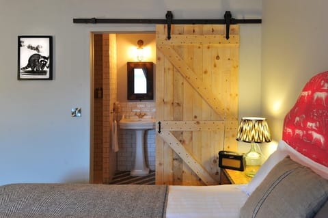 Double Room | Blackout drapes, soundproofing, iron/ironing board, free WiFi