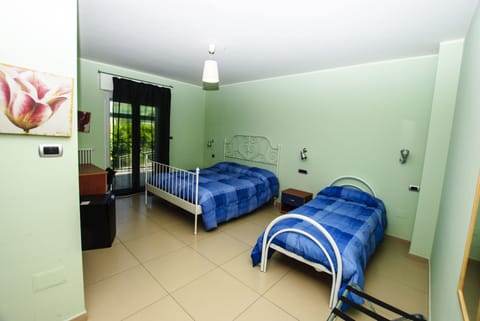 Triple Room | Minibar, desk, free WiFi, bed sheets