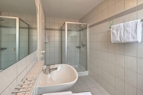 Deep soaking tub, free toiletries, hair dryer, towels