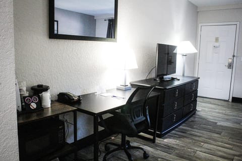 Deluxe Room, 1 King Bed, Non Smoking, Pool View (Courtyard) | Premium bedding, pillowtop beds, desk, laptop workspace