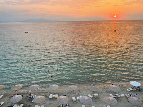 Beach nearby, free beach shuttle, free beach cabanas, sun loungers