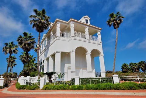 House, 4 Bedrooms | Exterior