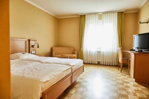 Classic Double Room | Hypo-allergenic bedding, in-room safe, desk, laptop workspace