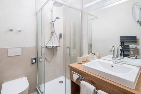 Shower, rainfall showerhead, free toiletries, hair dryer