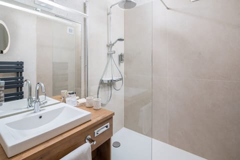 Shower, rainfall showerhead, free toiletries, hair dryer