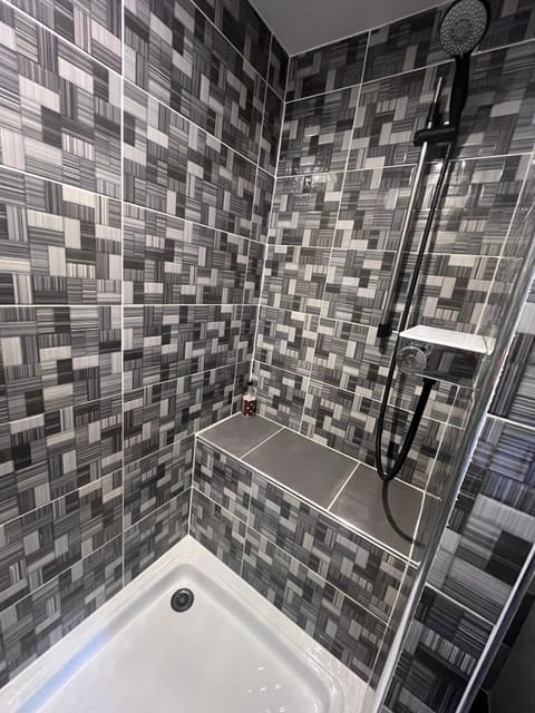 Double Room | Bathroom | Shower, free toiletries, hair dryer, towels