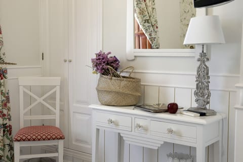 Standard Twin Room | In-room safe, desk, soundproofing, iron/ironing board