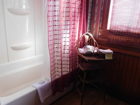 Standard Room, 1 Queen Bed, Non Smoking (Victoria's Room) | Individually decorated, individually furnished, iron/ironing board