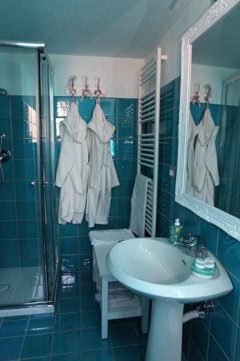 Shower, rainfall showerhead, free toiletries, hair dryer