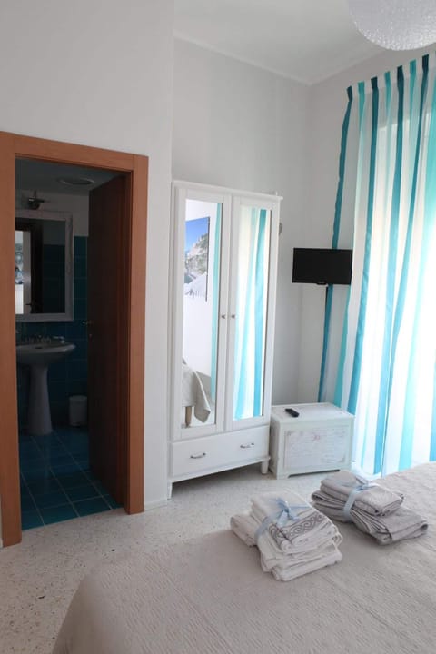 Hypo-allergenic bedding, down comforters, pillowtop beds, in-room safe