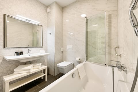 Single Room | Bathroom | Shower, designer toiletries, hair dryer, bathrobes