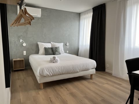 Comfort Triple Room | Desk, soundproofing, free WiFi, bed sheets