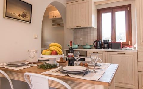 Apartment, 2 Bedrooms, Lake View | Dining room