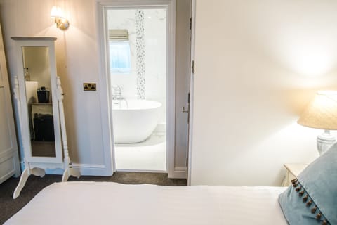 Luxury Double Room | Bathroom | Shower, free toiletries, towels