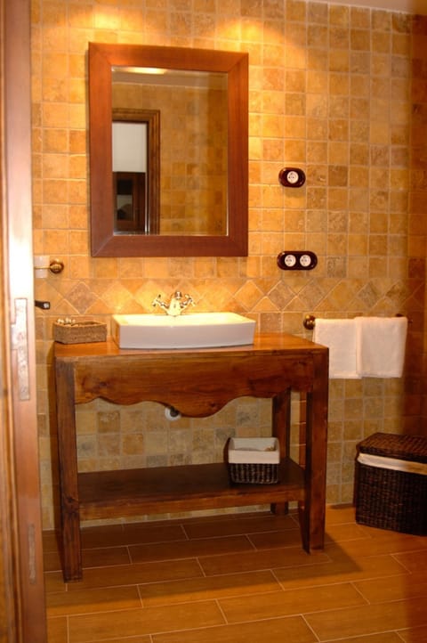 Design Double Room | Bathroom | Combined shower/tub, designer toiletries, hair dryer, towels