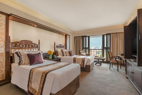 Executive Club Room | In-room safe, desk, blackout drapes, iron/ironing board