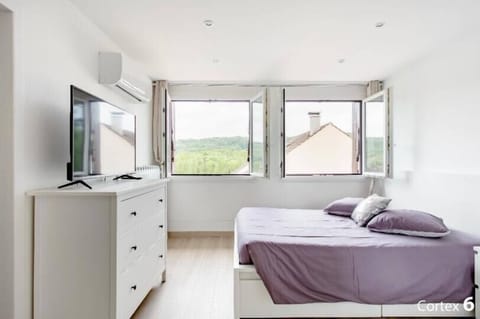 Double Room, 1 Queen Bed | Premium bedding, individually furnished, desk, laptop workspace