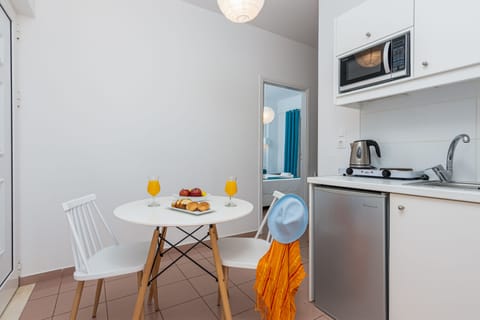 Superior Apartment, 1 Bedroom | Private kitchenette | Mini-fridge, stovetop, coffee/tea maker, electric kettle