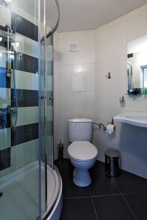 Apartment, 1 Bedroom | Bathroom | Shower, free toiletries, hair dryer, towels