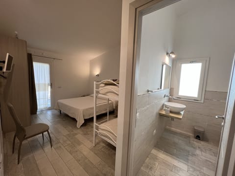 Deluxe Quadruple Room, 1 Bedroom | Bed sheets